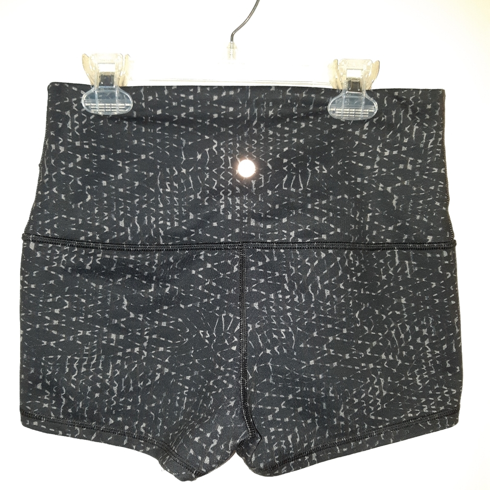 Lululemon 🍋 high waist shorts size 6 🖤